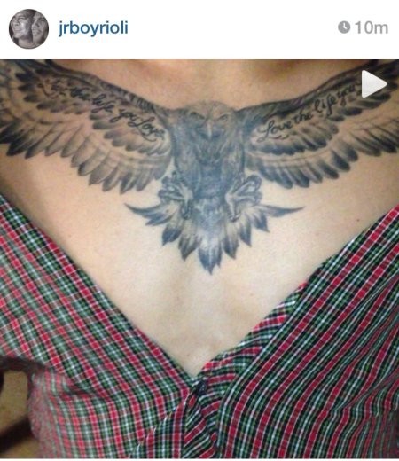 Тату сова на груди