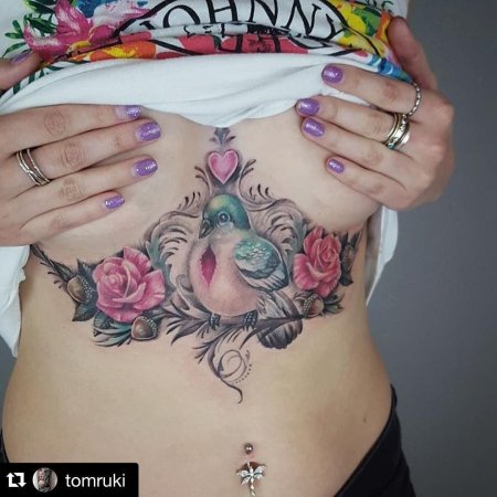 Татуировка под грудью