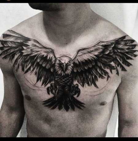 Тату орел на груди