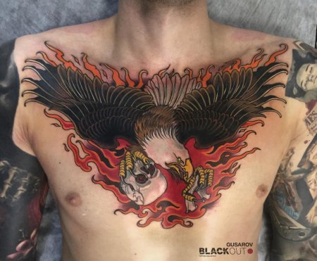 Тату орел на груди