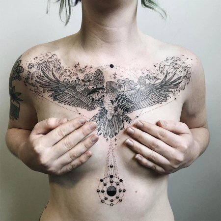 Тату между грудиной у девушек