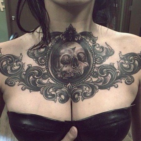 Женские татуировки на груди