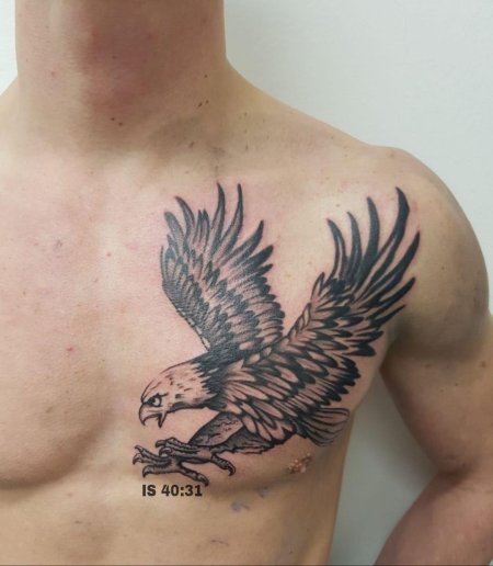 Тату орел на груди