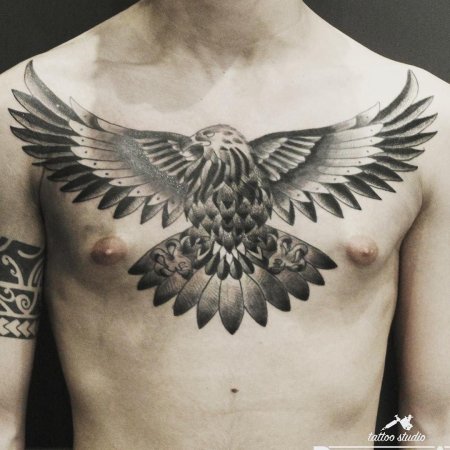 Тату орел на груди