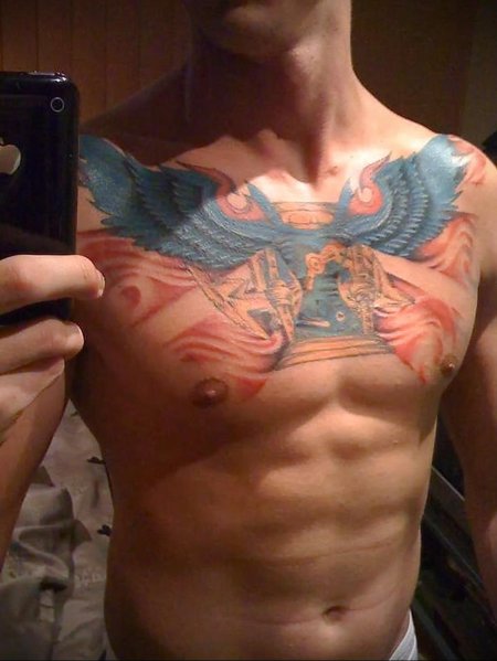 Крылья на груди тату