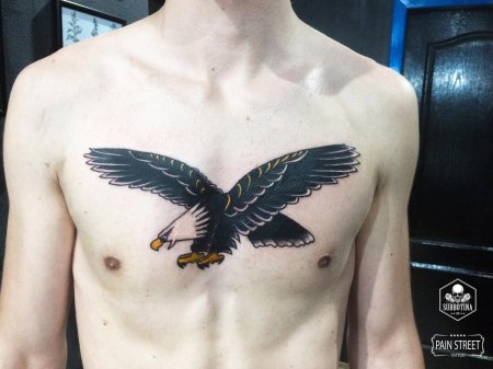 Тату орел на груди