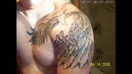 Тату орел на плече