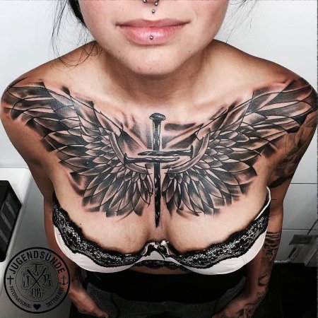 Тату крылья на груди мужские