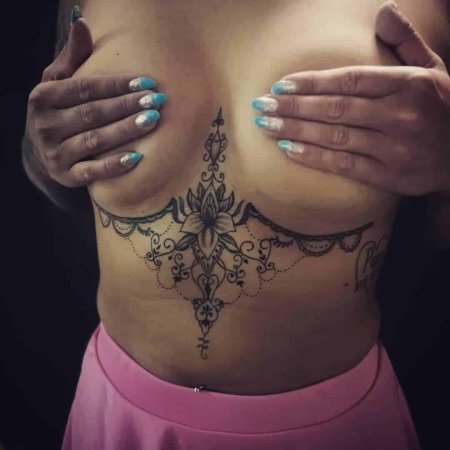 Тату под грудь