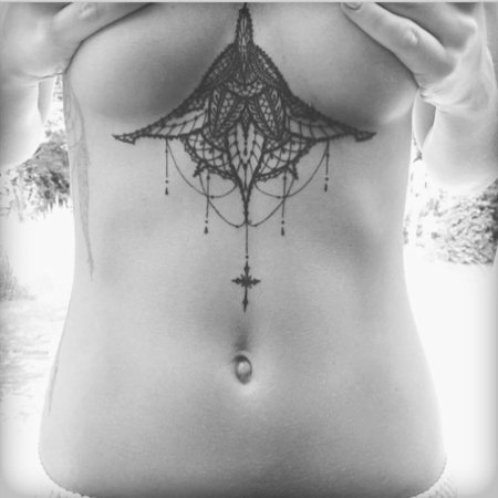 Тату под грудь