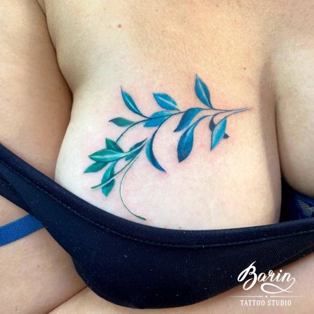 Тату веточка под грудью