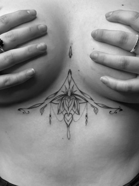 Тату для девушек под грудью