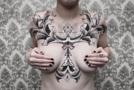 Тату над грудью женские