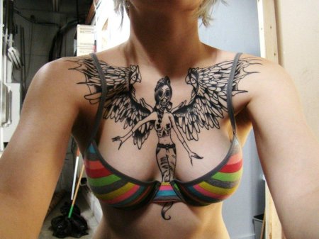 Тату на груди женская