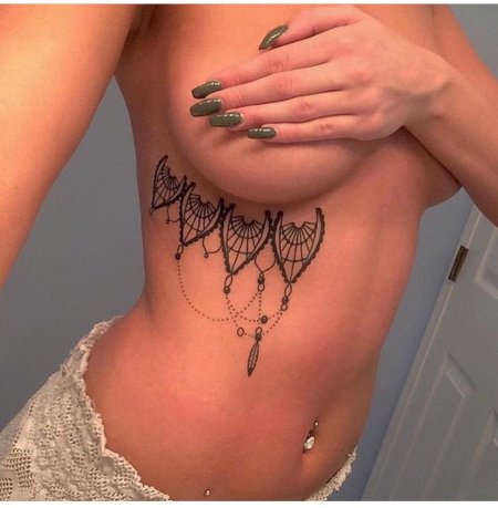 Тату под грудь