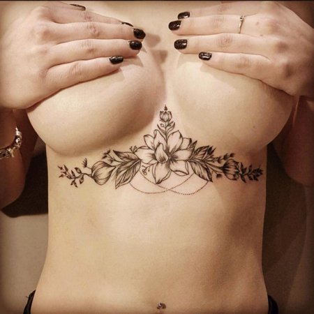 Под грудью тату