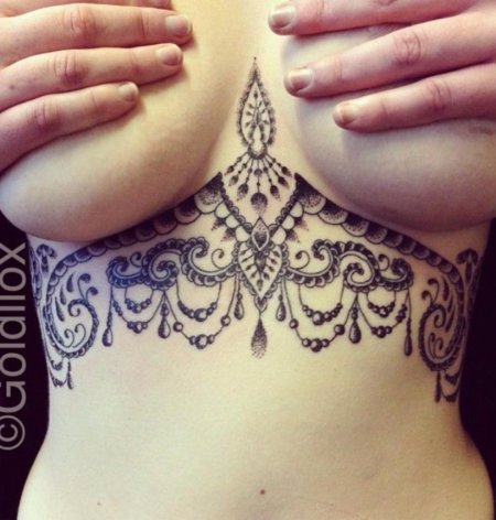 Тату под грудь