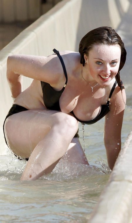 Засветила грудь в аквапарке