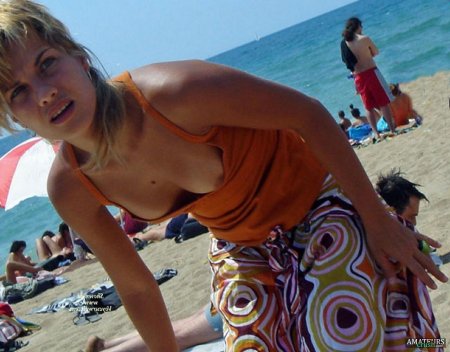 Молодые девушки засветили грудь