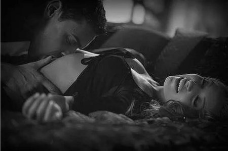 Страстные поцелуи в постели