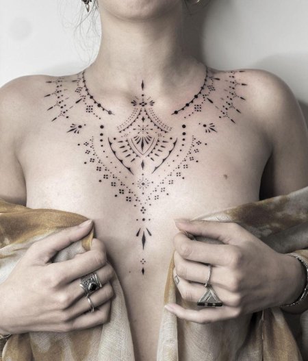 Женские татуировки на шее