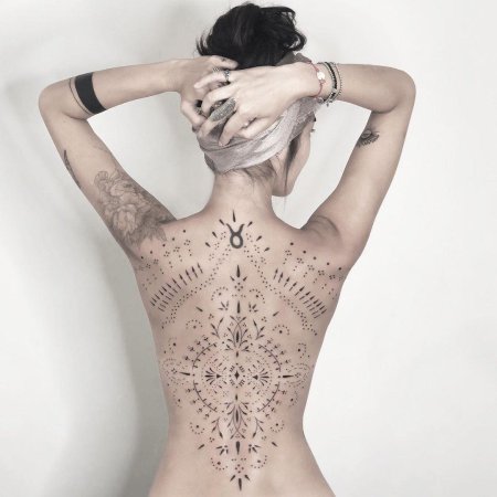 Тату на спине для девушек