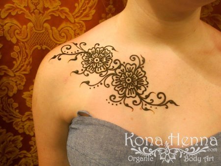 Мехенди на груди