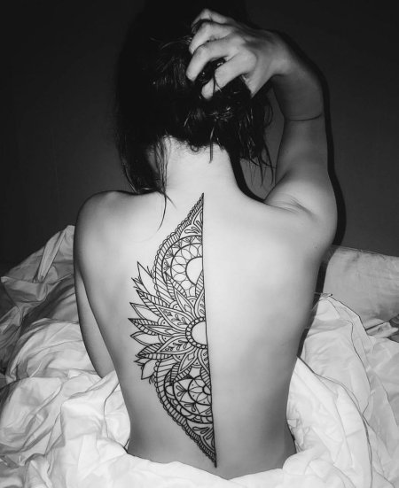 Тату на спине для девушек