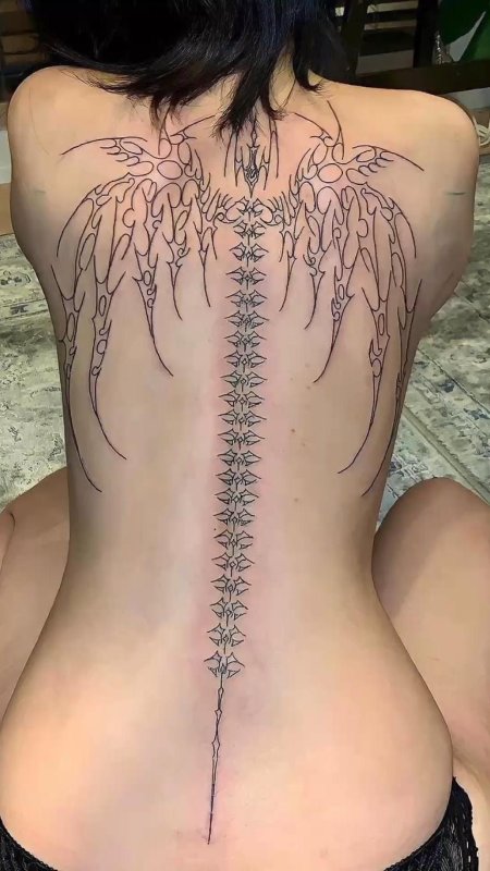 Женская тату на спине