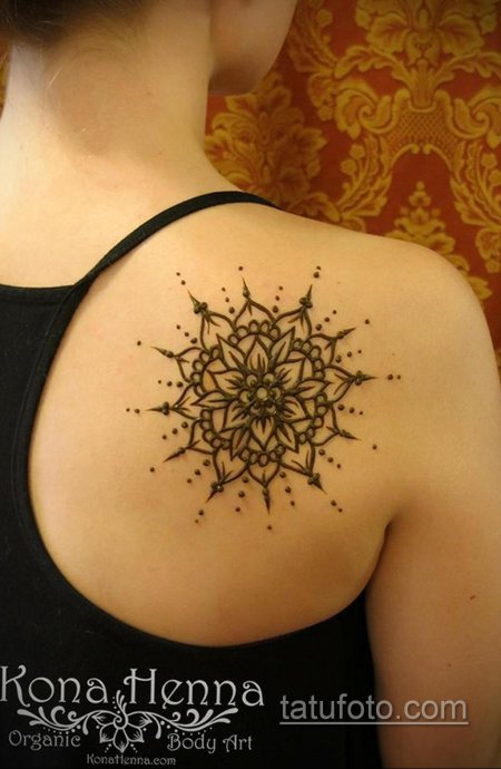Мандала мехенди на спине