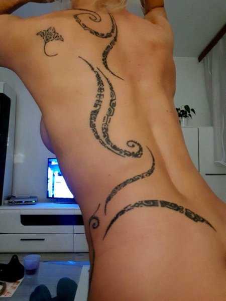 Женская тату на спине