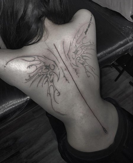 Женская татуировка на спине