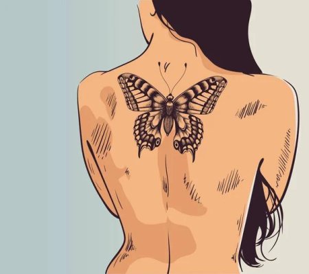 Девушка с татуировками