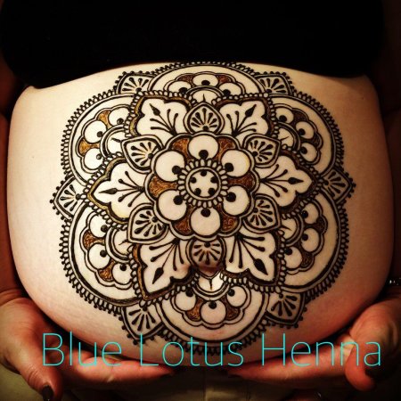 Мехенди на животе
