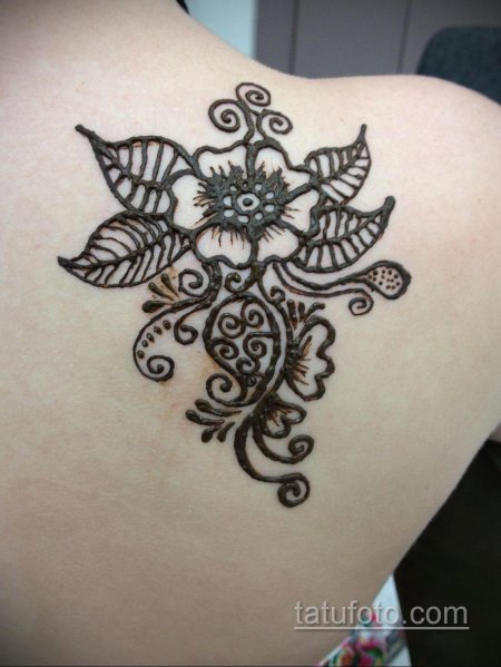 Мехенди на лопатке