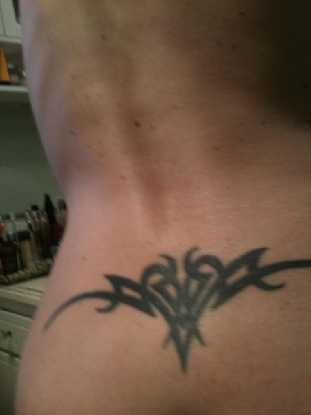 Татуировка на пояснице трайбл