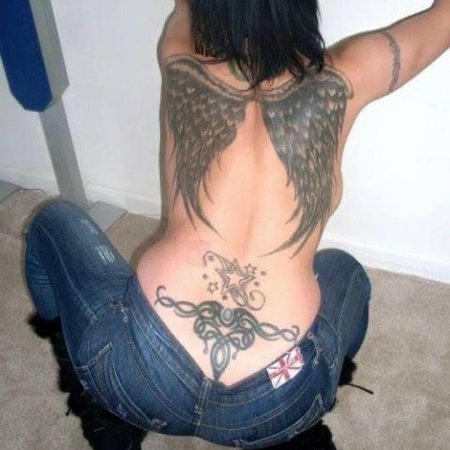 Тату крыльев на спине у девушек