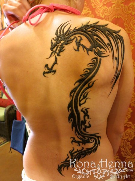 Тату дракона на спине у девушки