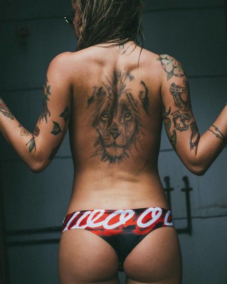 Тату лев на спине у девушки