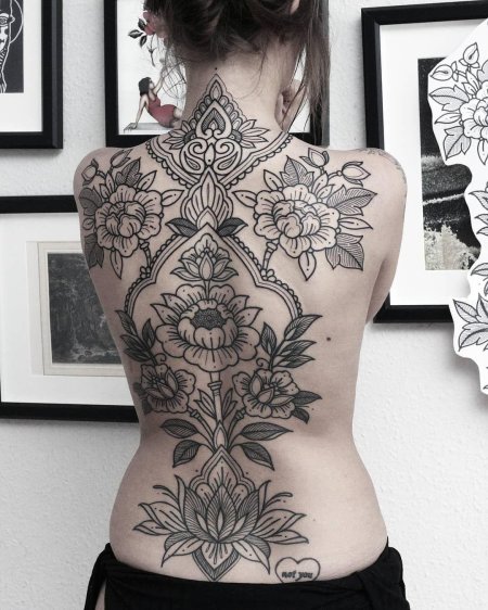 Женщина с татуировками