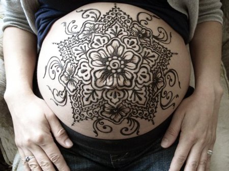 Мехенди на животе