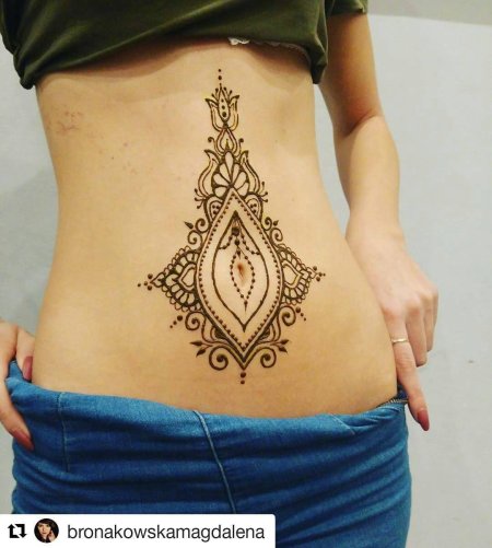 Мехенди на животе