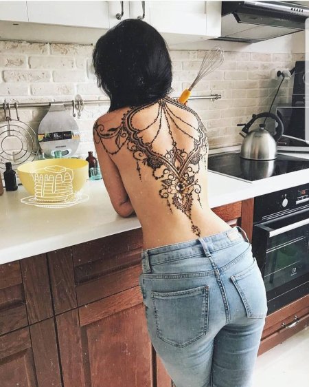 Мехенди на спине женские