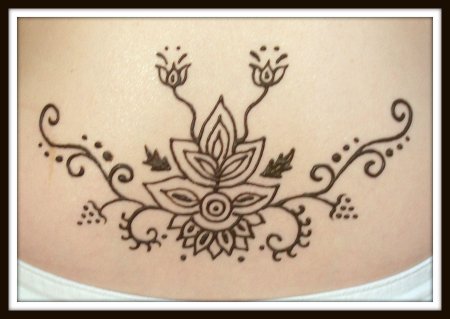 Тату хной на животе