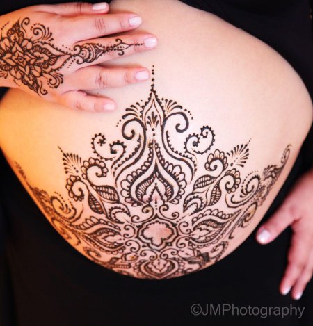 Мехенди на беременном животике