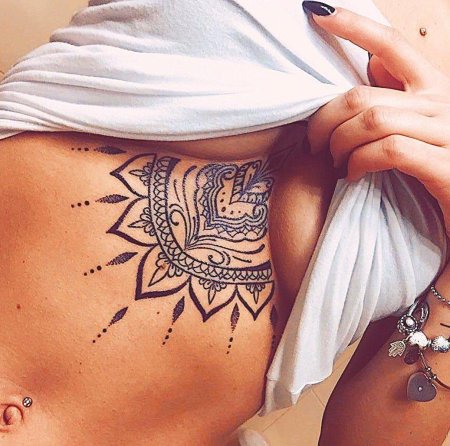 Тату под грудь