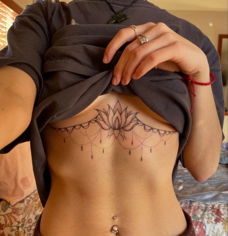 Тату под грудь