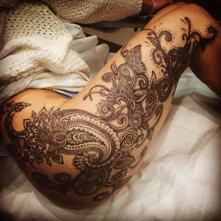 Тату для девушек на бедре