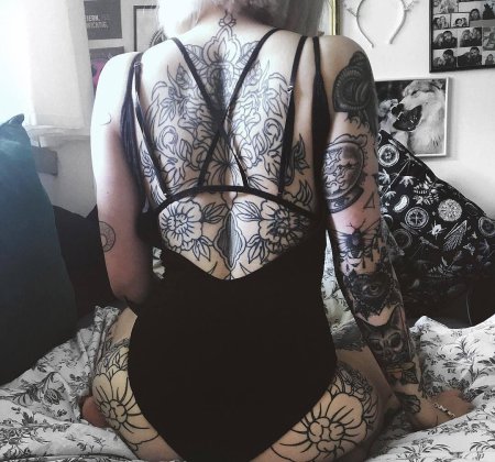 Женщина с татуировками