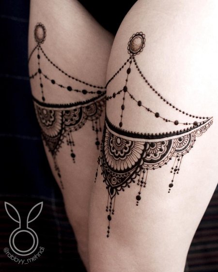 Мехенди на бедре